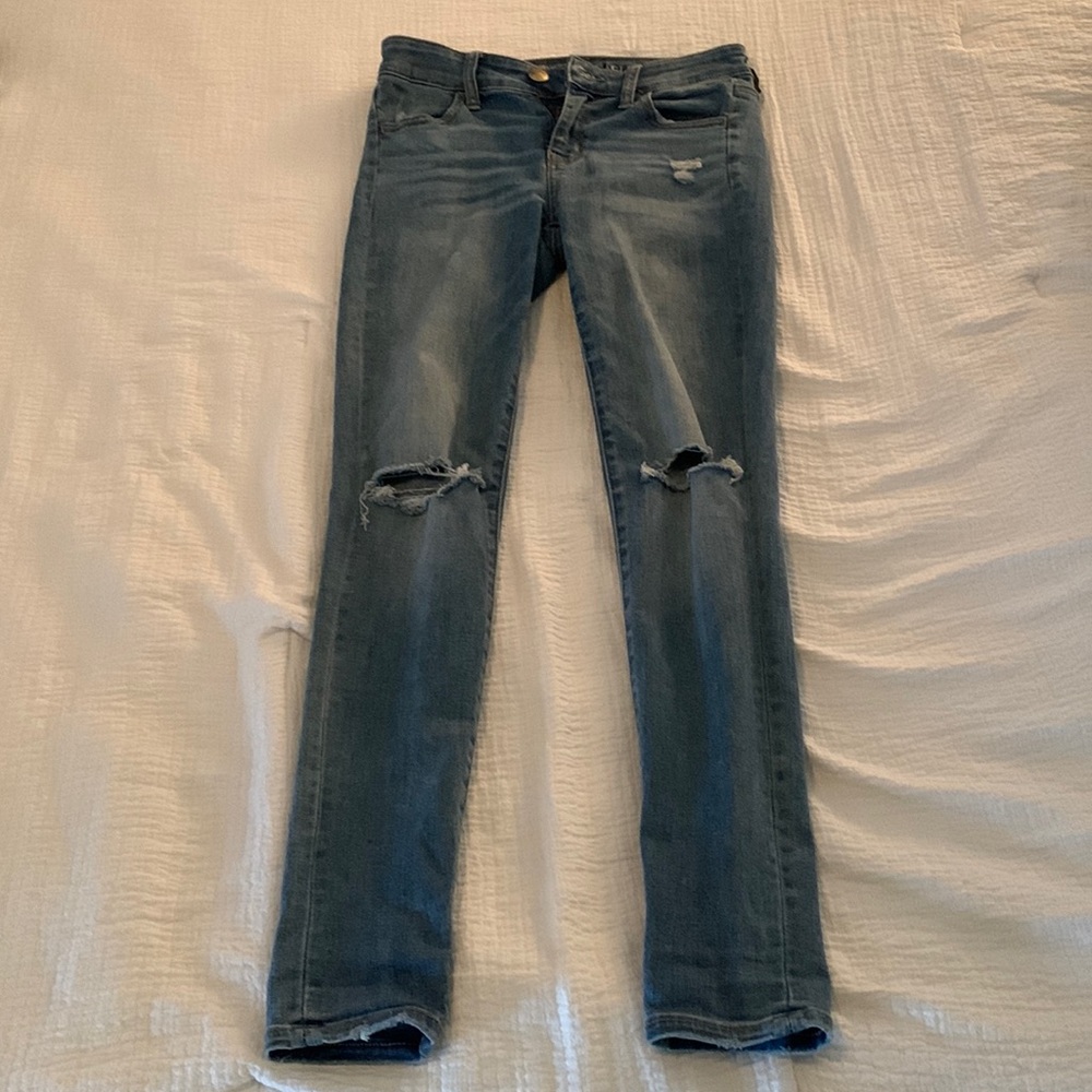 American Eagle Ripped Jeans: Light Wash (Size: 4 Regular)